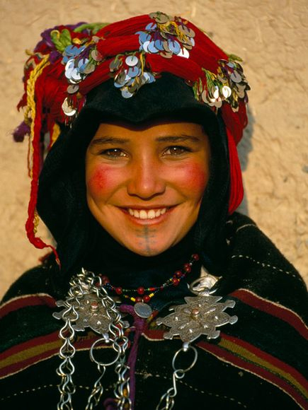Berber vrouw met etnische zilveren sieraden