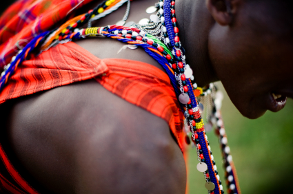 Masai in traditionele kleding en sieraden