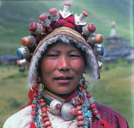 Tibetaanse vrouw met zilveren sieraden